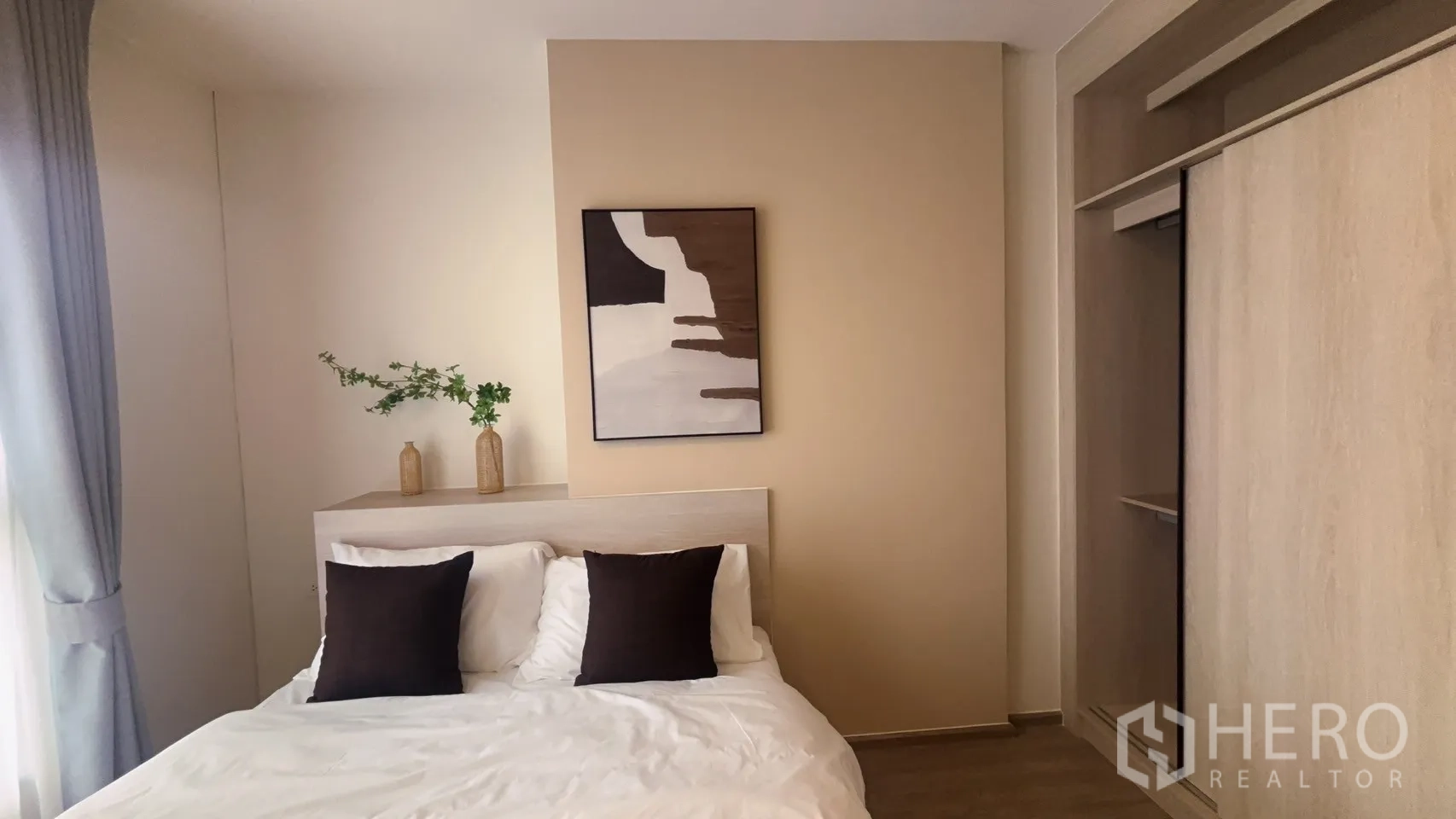 公寓 for rent in Watthana, Bangkok - 卧室另一角度，床、装饰花瓶、挂画与内置推拉衣柜。