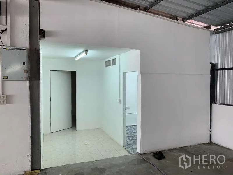 Warehouse for rent in Mueang Pathum Thani, Pathum Thani - Compact internal office with white walls, tiled floor and fluorescent lighting inside the warehouse.