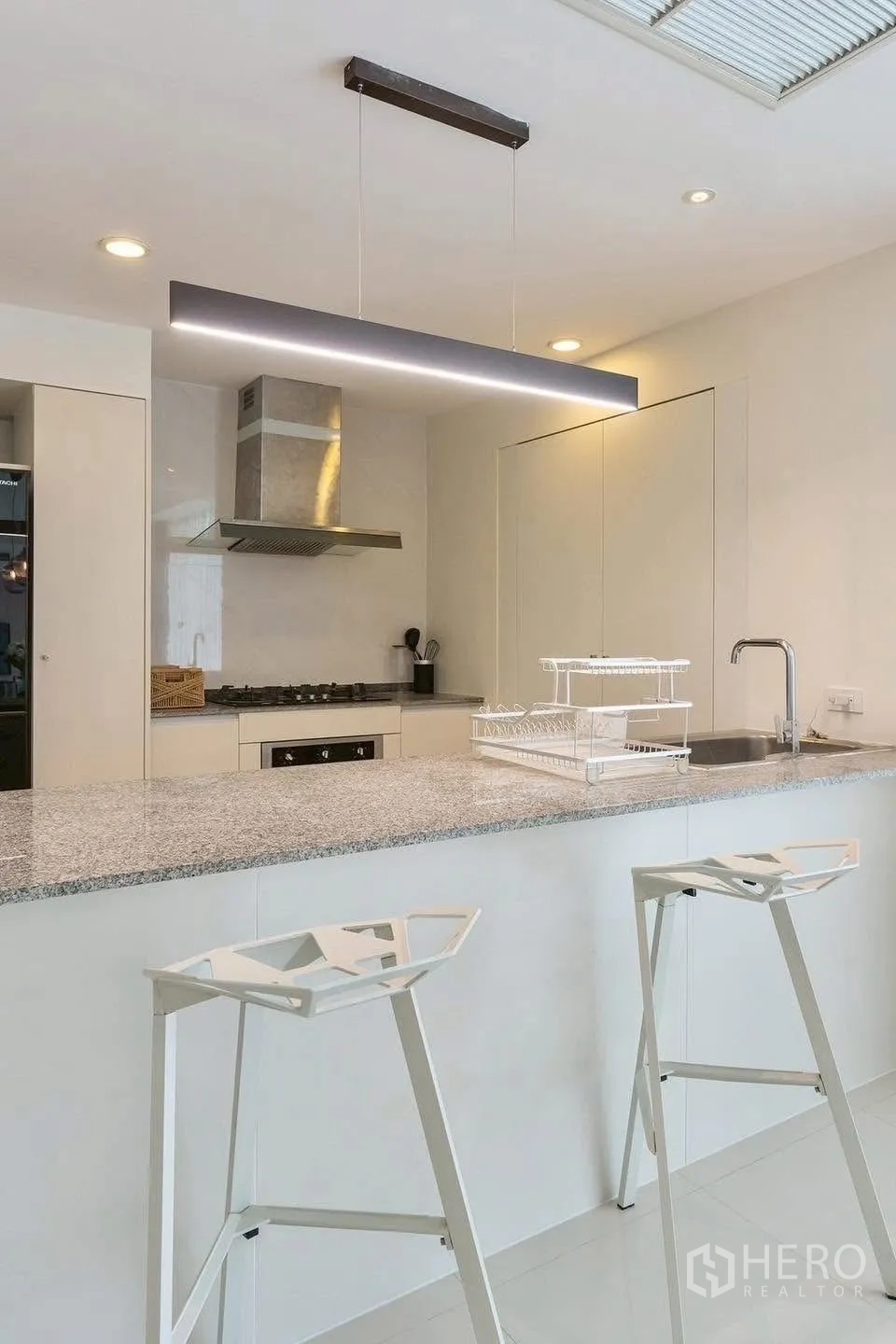 Detached House for rent in Saphan Sung, Bangkok - Bright modern kitchen with granite countertop breakfast bar and stools.