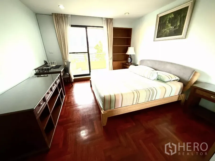 คอนโด ให้เช่าในSathon, Bangkok - ห้องนอนหลักพร้อมเตียงควีน โต๊ะทำงาน ชั้นวางบิลท์อิน และประตูออกระเบียง.