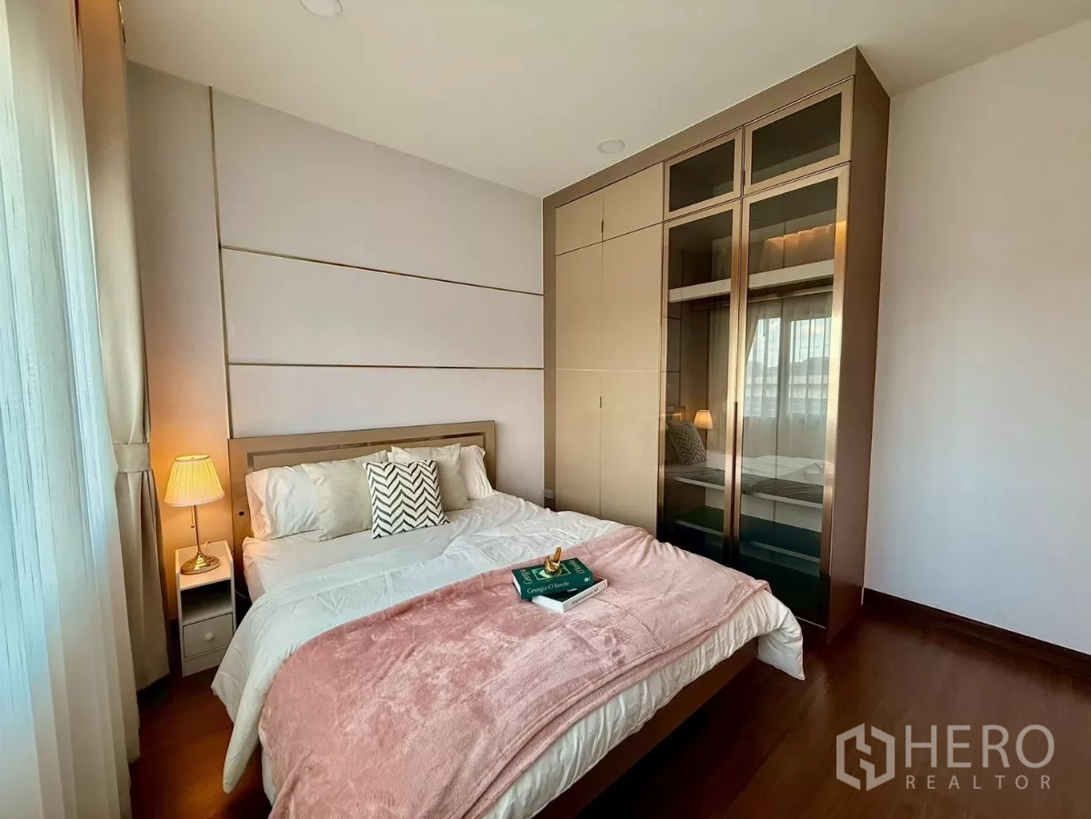 独立式住宅 出租在Bang Phli, Samut Prakan - 卧室配粉色毯，通顶衣柜与纱帘。