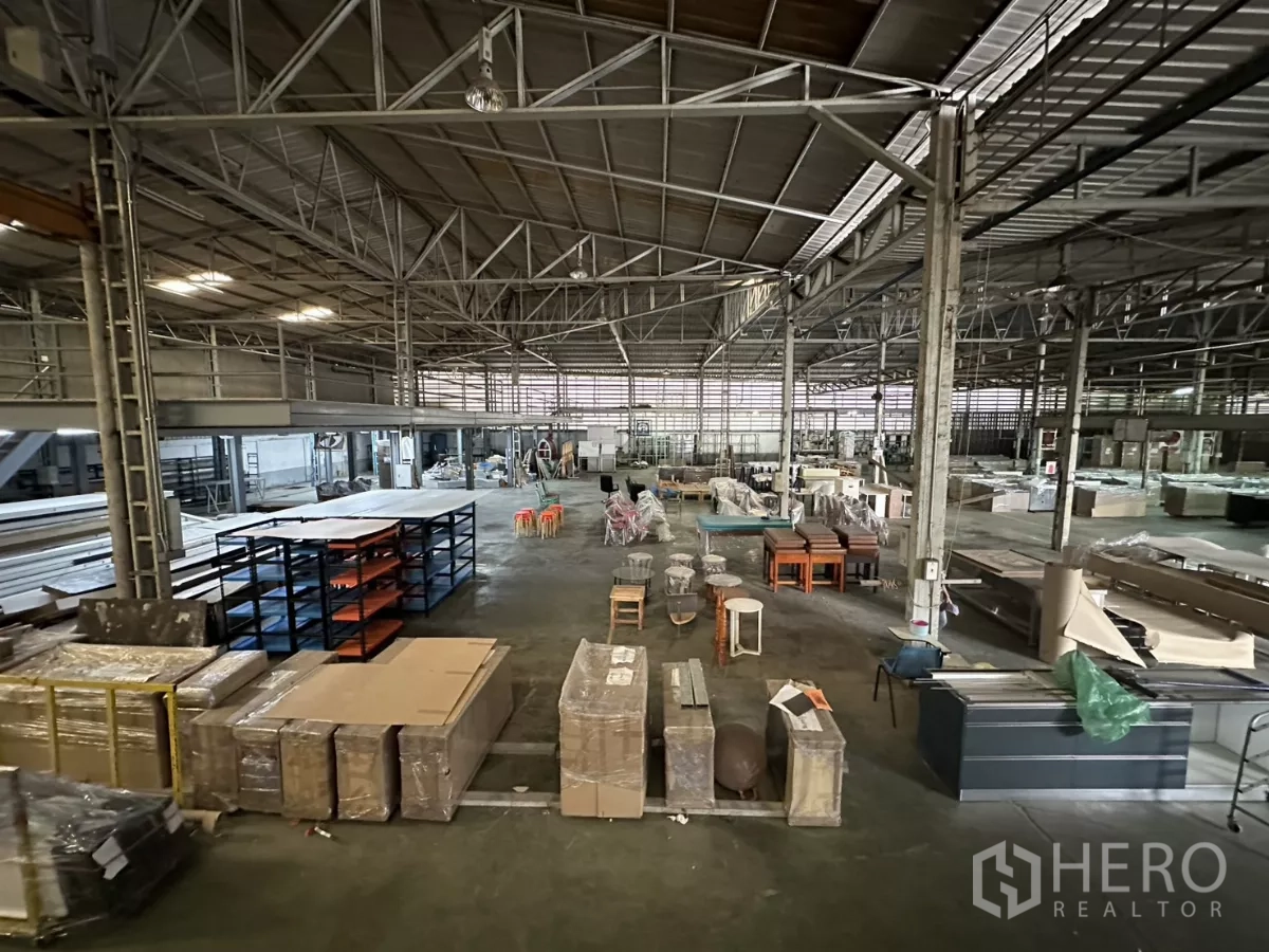 Warehouse for rent in Yan Nawa, Bangkok - Panoramic view of the production area showing steel columns, shelving and open floor space.