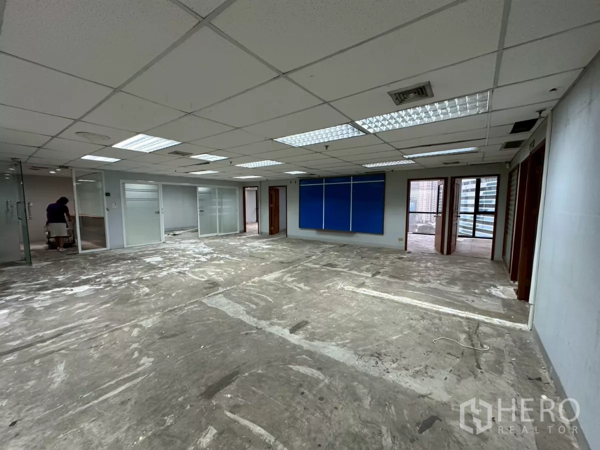 办公空间 出租在Khlong Toei, Bangkok - 宽敞开放式办公区，吊顶灯具与玻璃隔间。