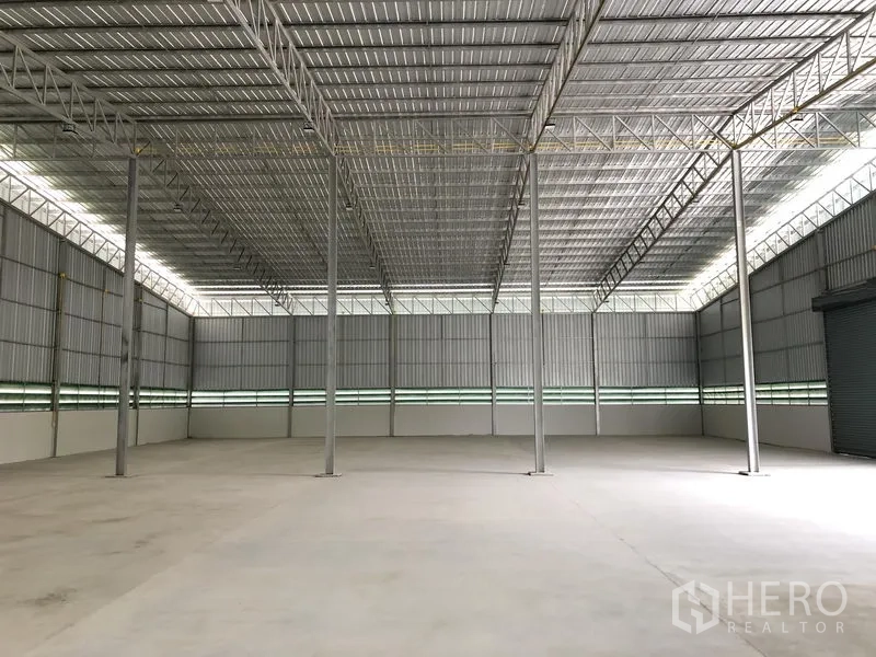 货栈 出租在Lat Lum Kaeo, Pathum Thani - 大面积无柱仓库地面，配卷帘门入口