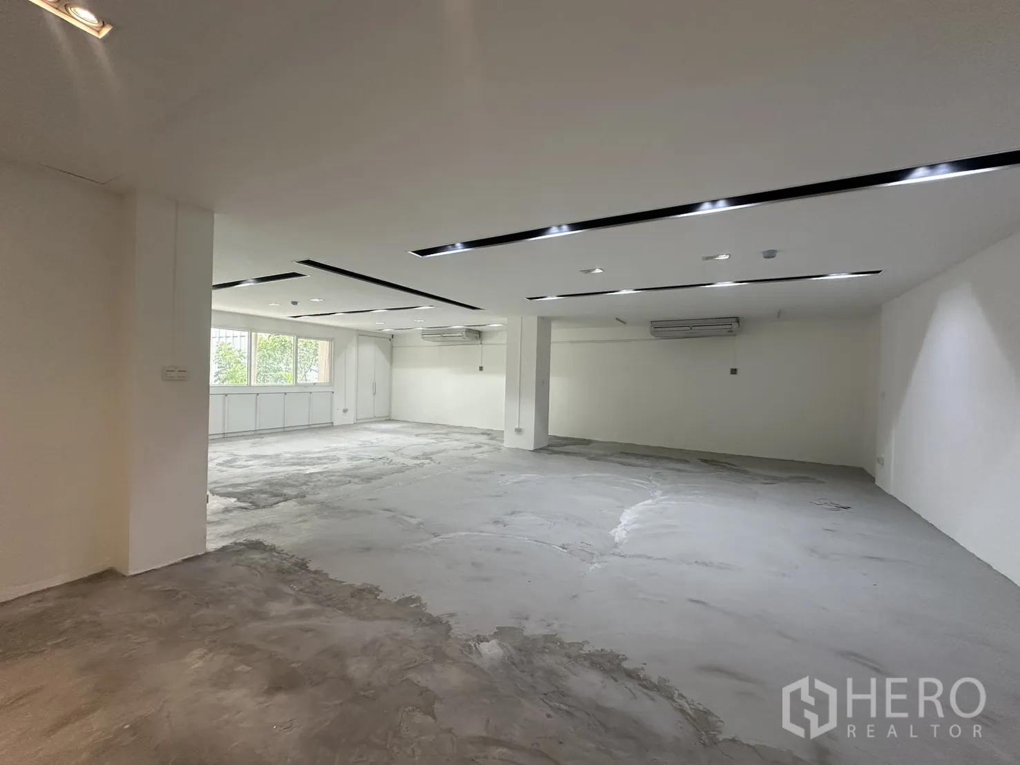 办公室 for rent in Pathum Wan, Bangkok - 大面积办公室视角，中央立柱与长窗一侧。