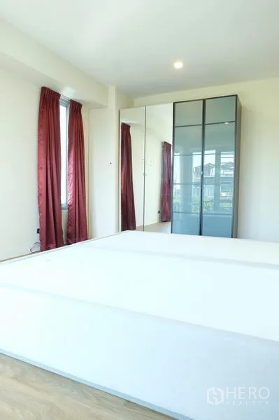 带办公室的家 出租在Wang Thonglang, Bangkok - 卧室配大窗与镜面衣柜，木地板