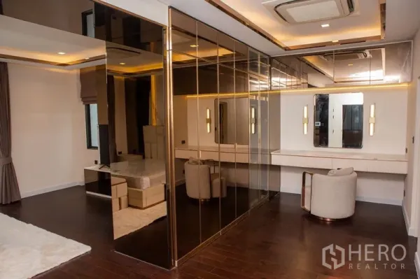 บ้าน ให้เช่าหรือขายในBangkok - ห้องนอนใหญ่พร้อมตู้เสื้อผ้าบานกระจกทอง โต๊ะเครื่องแป้ง และไฟบิลต์อิน
