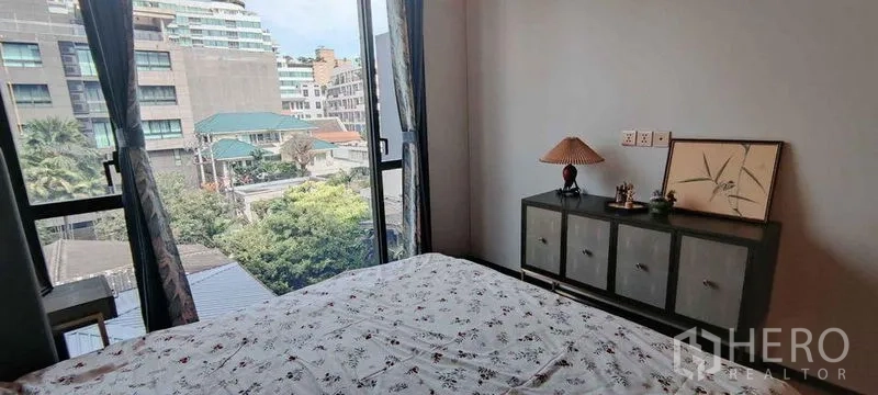 公寓 出租在Watthana, Bangkok - 卧室窗景，俯瞰低层住宅与绿意。