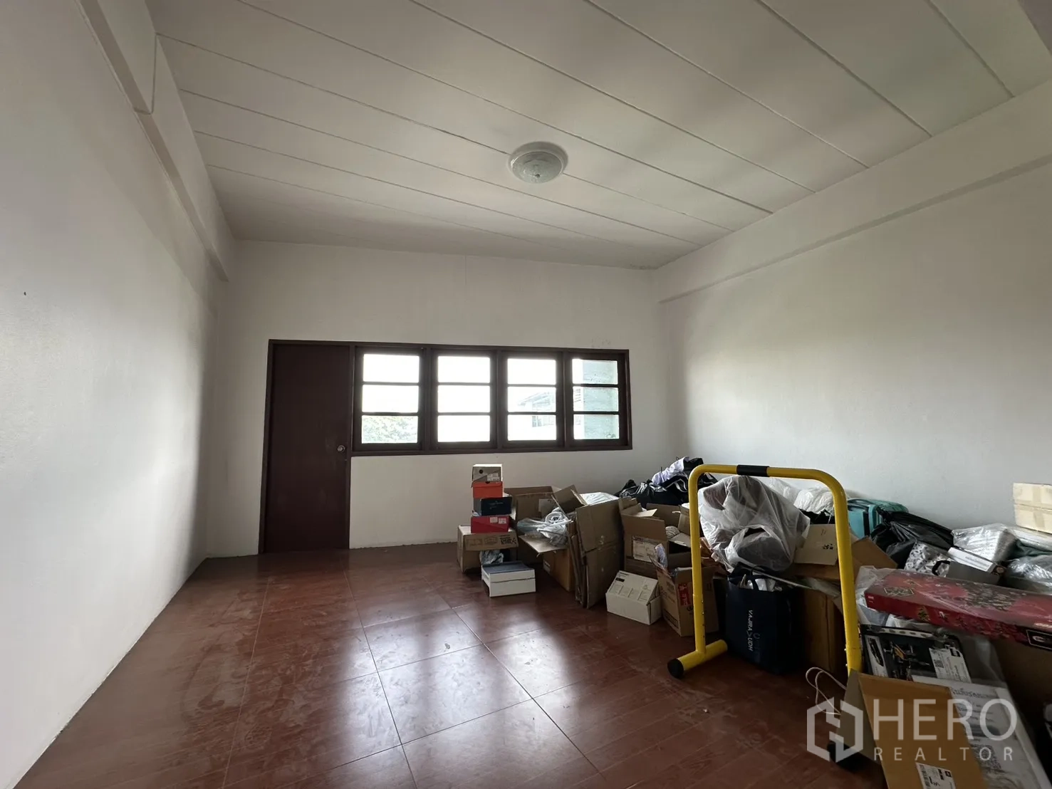 Shophouse for rent in Phra Khanong, Bangkok - Storage room with boxes and a window.