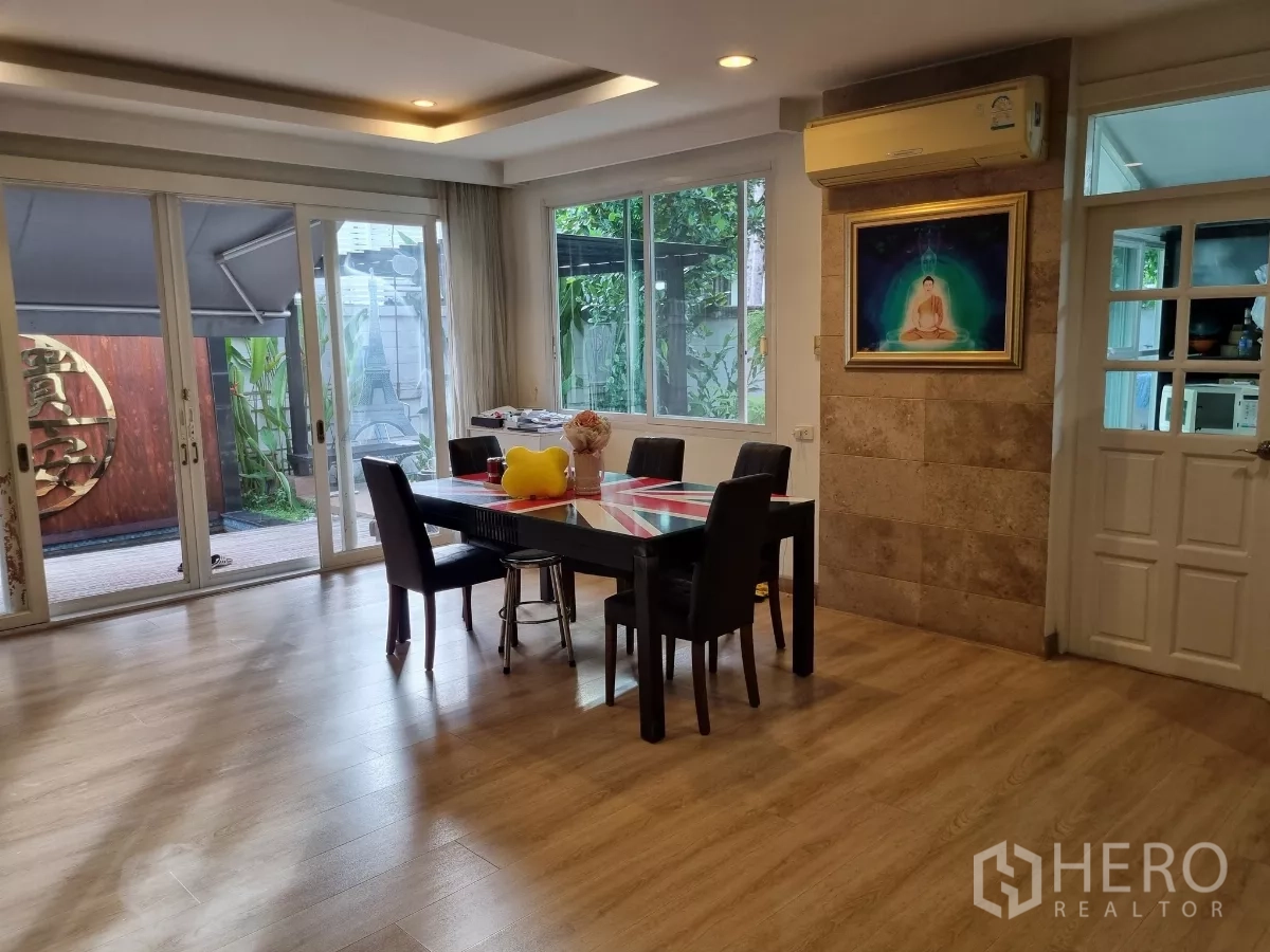 独立式住宅 出租在Bang Kapi, Bangkok - 宽敞餐厅连厨房，推拉门通向露台。