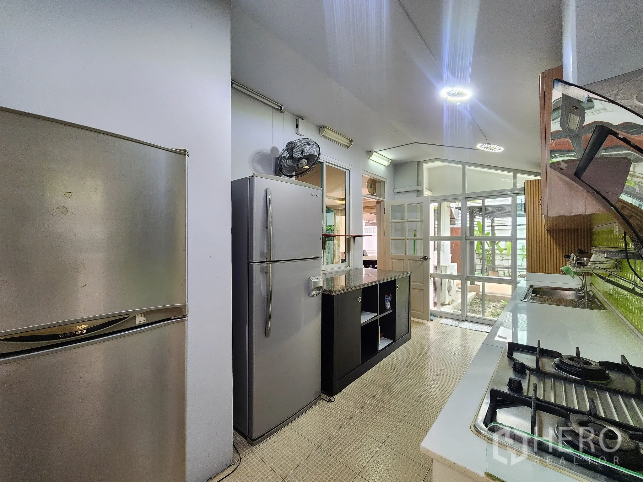 Detached House for rent in Bang Kapi, Bangkok - Galley kitchen with gas hob, double refrigerators and access to the yard.