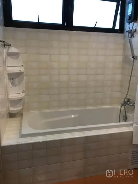 公寓 出售在Watthana, Bangkok - 白色瓷砖浴缸与淋浴，窗下采光