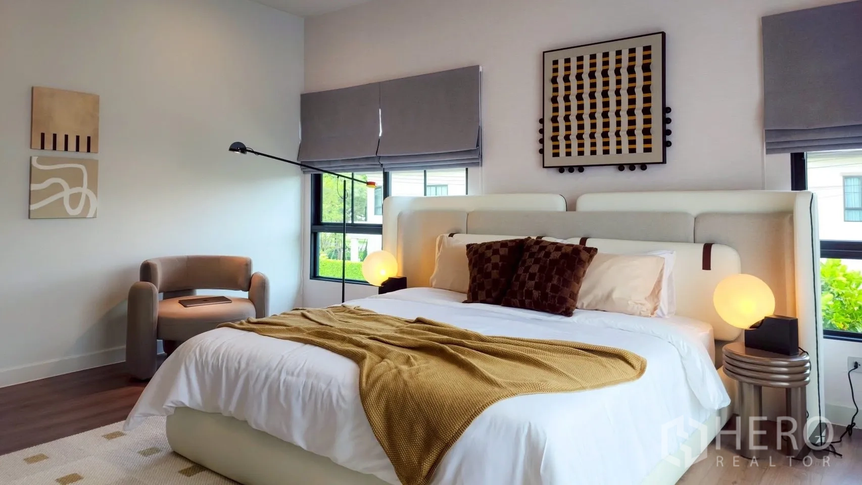 บ้าน ให้เช่าในBang Phli, Samut Prakan - ห้องนอนรับแสงธรรมชาติ เตียงหัวเตียงบุผ้าสีขาว พร้อมเก้าอี้อาร์มแชร์