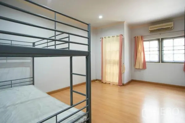 带办公室的家 出租在Wang Thonglang, Bangkok - 宽敞卧室，木地板，金属双层床与空调