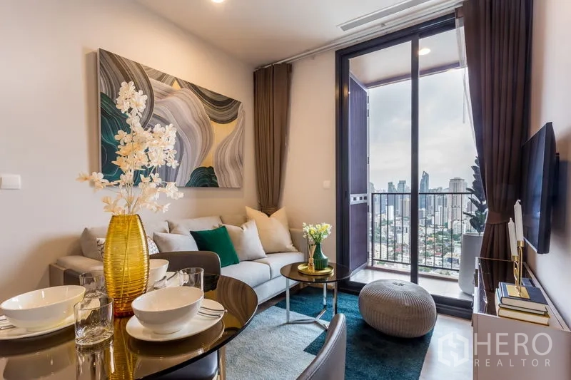 公寓 出租在Khlong Toei, Bangkok - 客厅通向阳台，远眺曼谷天际线。