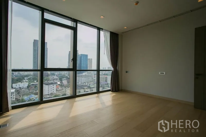 公寓 出租或出售在Watthana, Bangkok - 采光充足的起居区，巨幅窗景、木地板与城市视野。