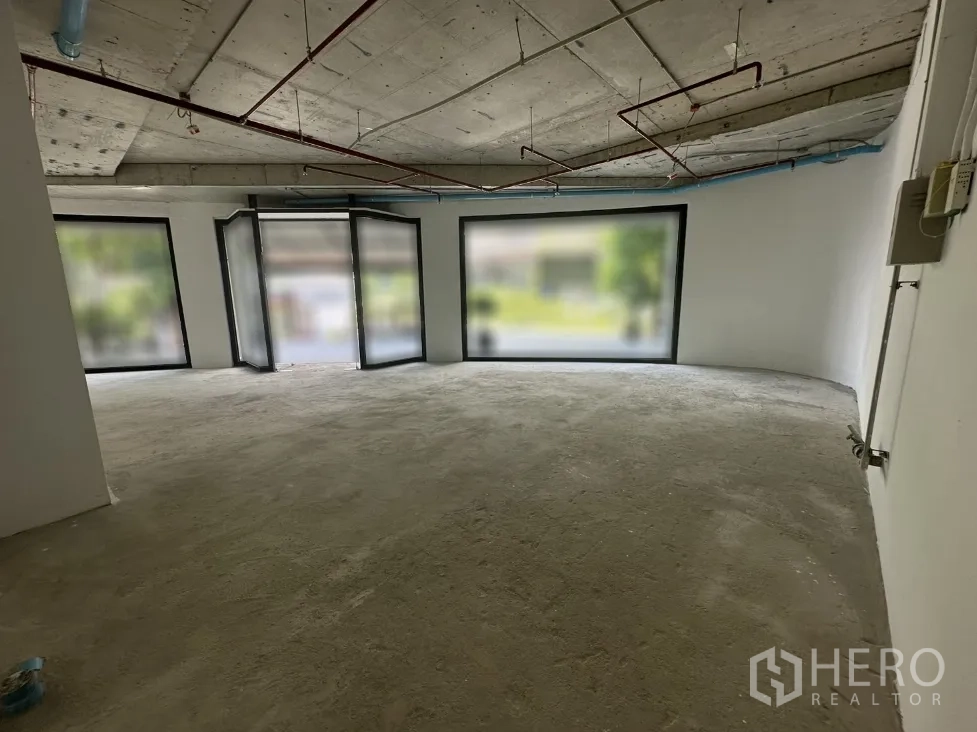 Office Space for rent in Khlong Toei, Bangkok - Curved open-plan office shell with a wide window span providing abundant natural light.
