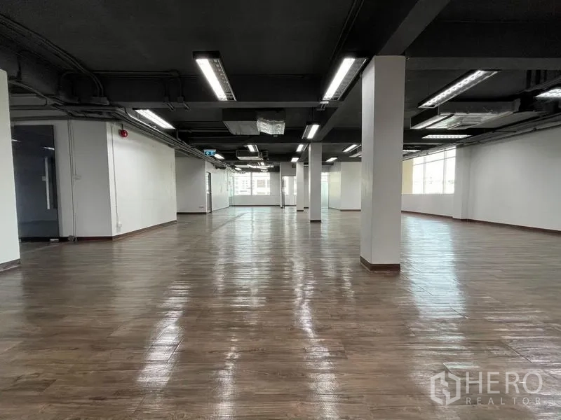 สำนักงาน ให้เช่าในRatchathewi, Bangkok - พื้นที่สำนักงานแบบเปิด โล้พื้นลายไม้ เพดานสีดำโชว์งาน ระบบไฟสว่าง เสากลาง และหน้าต่างบานใหญ่ปลายห้อง