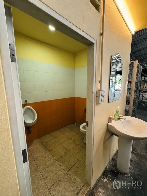 货栈 出租在Din Daeng, Bangkok - 仓库卫生间，含坐便器、小便器与洗手盆，靠近主库区。