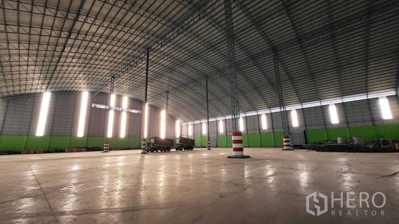 โรงงาน ให้เช่าในSai Noi, Nonthaburi - ฮอลล์คลังสินค้าโล่งกว้าง เพดานสูง เสาเหล็ก และพื้นคอนกรีตเรียบ