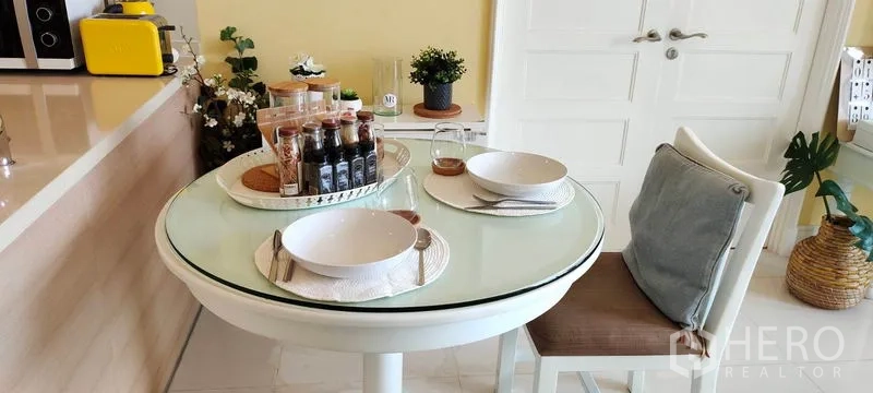 Condominium for rent or sale in Khlong Toei, Bangkok - Round glass dining table set for two beside the kitchen.