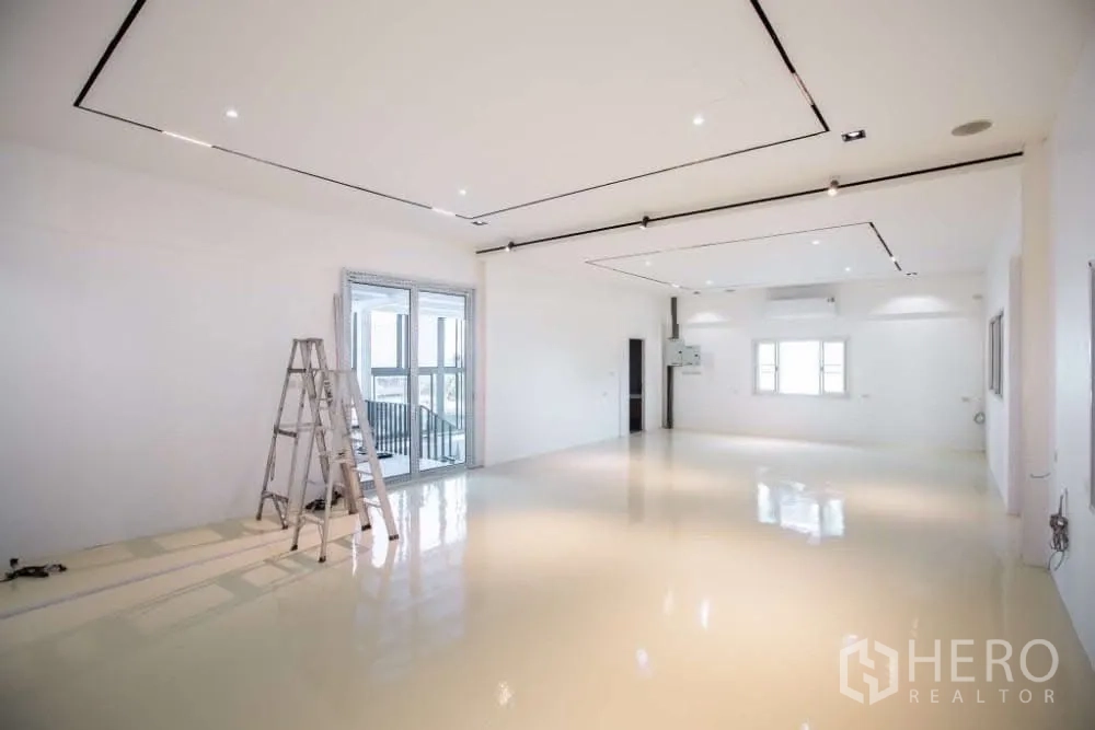 Warehouse for rent in Lat Krabang, Bangkok - Large multi-purpose office space with shiny flooring, ceiling spotlights and sliding glass door.