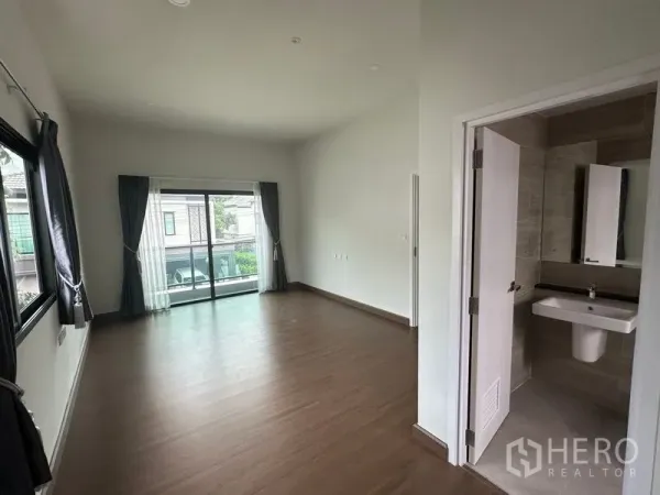 独立式住宅 出售在Khlong Sam Wa, Bangkok - 主卧带阳台推拉门及套卫入口