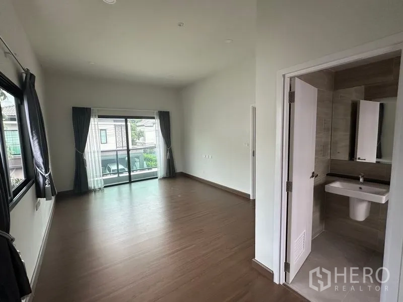 独立式住宅 出售在Khlong Sam Wa, Bangkok - 主卧带阳台推拉门及套卫入口
