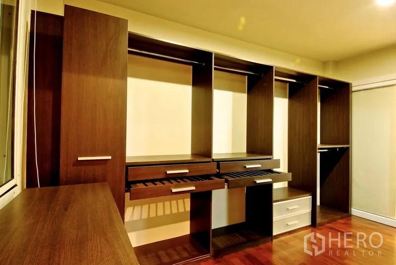 บ้าน ให้เช่าในWatthana, Bangkok - ห้องแต่งตัว ตู้บิวท์อินไม้พร้อมลิ้นชัก