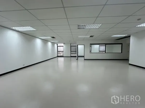 办公空间 出租 - 开放办公区，双面采光并设有通往独立房间的门。