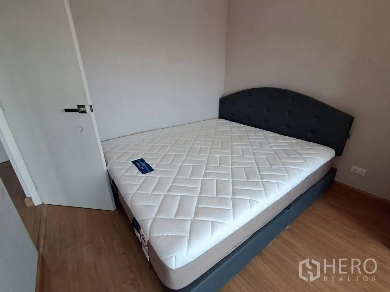 Townhouse for rent in Bang Kapi, Bangkok - Bedroom with double bed and wood flooring.