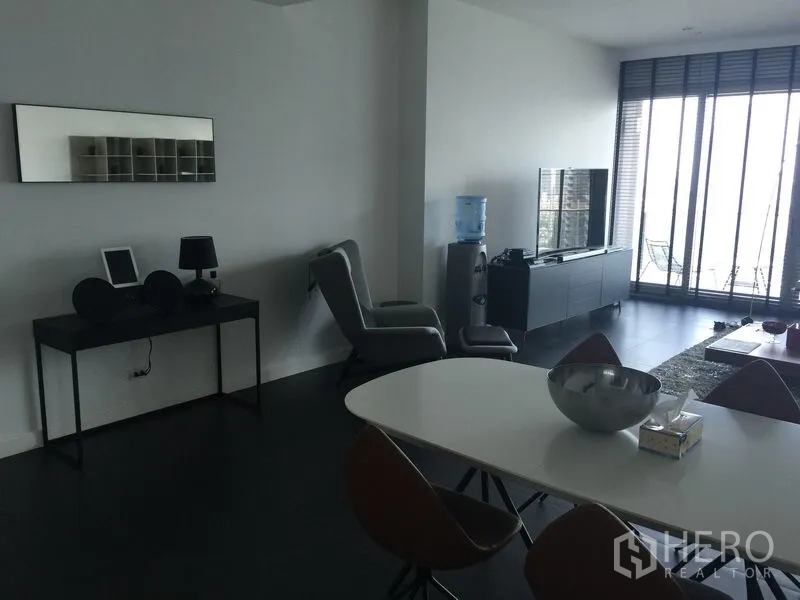 Condominium for rent or sale in Pathum Wan, Bangkok - Dining area beside living zone with full-height glazing and city views