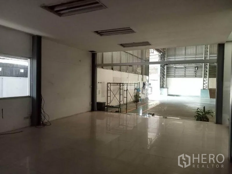 工厂 出租在Bang Phli, Samut Prakan - 开放式办公室，通过大面积玻璃与生产区相连。