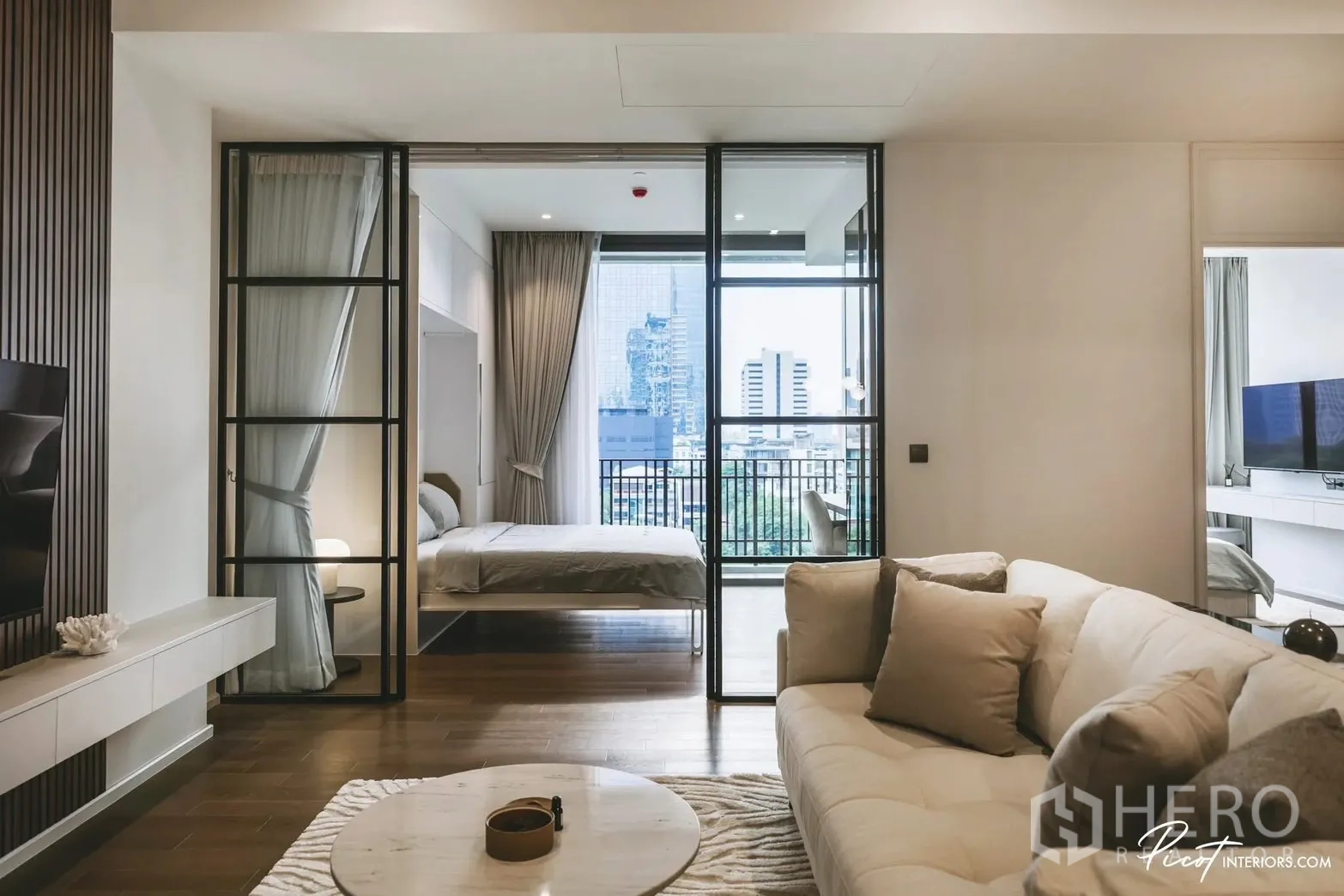 คอนโด for rent in Pathum Wan, Bangkok - ห้องนั่งเล่นเชื่อมสู่ห้องนอนและระเบียงผ่านประตูกระจกเต็มสูง