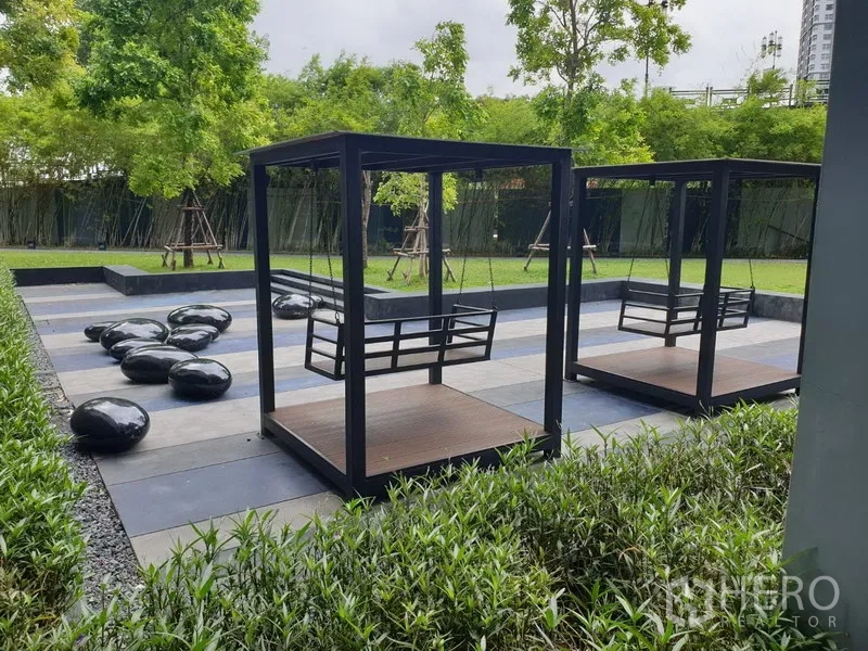 公寓 出租在Watthana, Bangkok - 景观花园庭院，设有秋千座椅与绿植