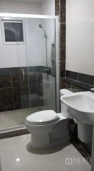 独立式住宅 出租或出售在Prawet, Bangkok - 第二间浴室，带玻璃淋浴房和白色洁具