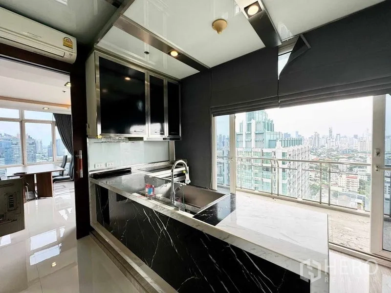 公寓 出租在Watthana, Bangkok - 现代厨房，黑色大理石台面与不锈钢柜体，带城市景观窗