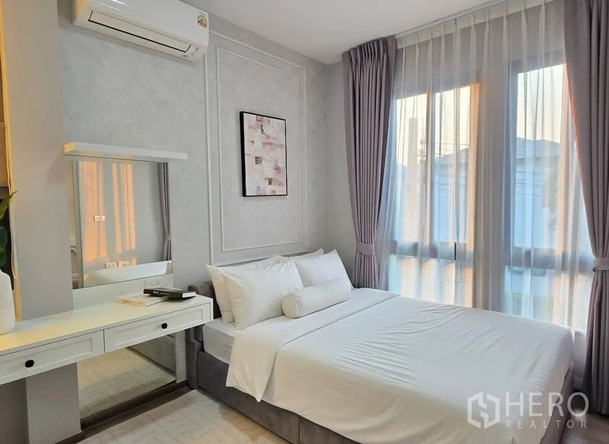 บ้าน for rent or sale in Bang Phli, Samut Prakan - ห้องนอนรับแสงด้วยหน้าต่างบานใหญ่ ผ้าม่านโปร่ง และโต๊ะแต่งหน้าข้างเตียง