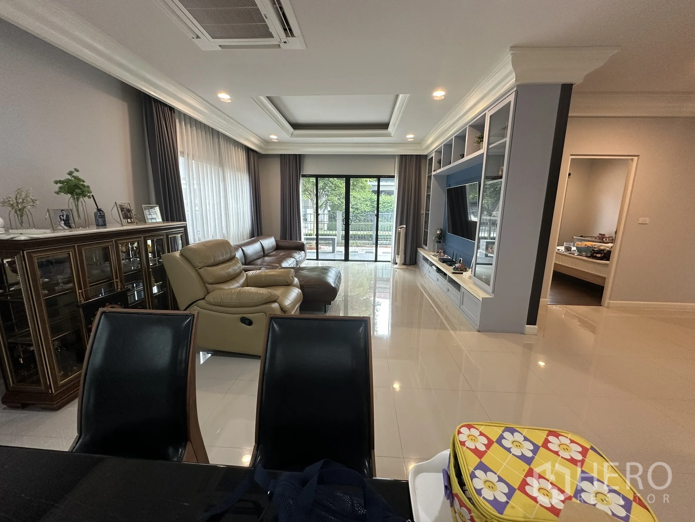 Detached House for rent in Lam Luk Ka, Pathum Thani - Dining area perspective to lounge, built-in cabinet and sofa set.
