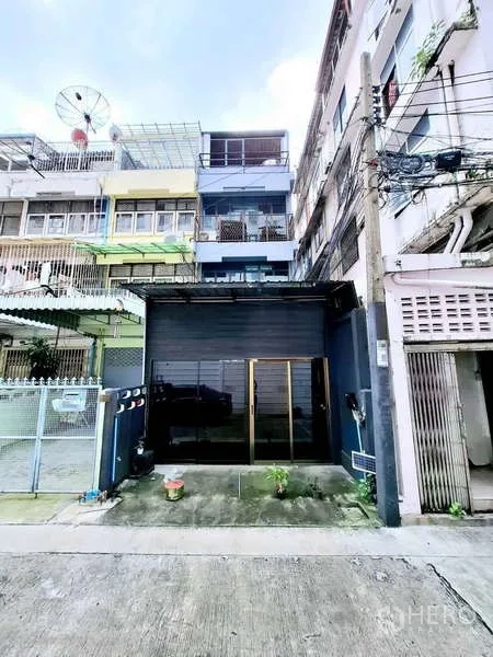 店屋 出租在Bang Rak, Bangkok - 店屋外立面，黑色店面与大玻璃门，位于安静小巷。