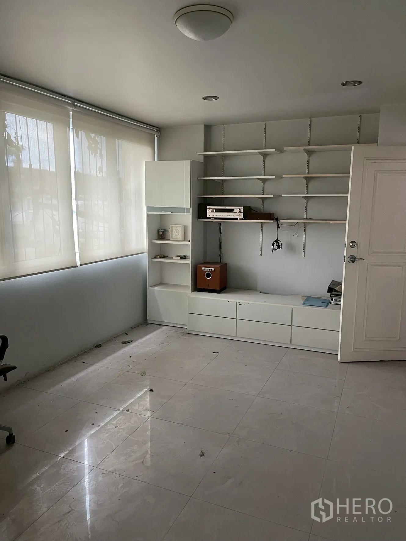 带办公室的家 出租在Wang Thonglang, Bangkok - 办公室，落地窗下内置层架与抽屉