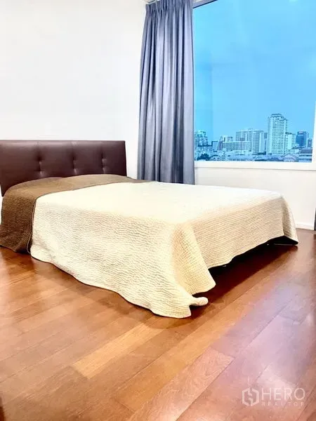 公寓 出租在Watthana, Bangkok - 第二卧室，软包床头，大窗可见天际线