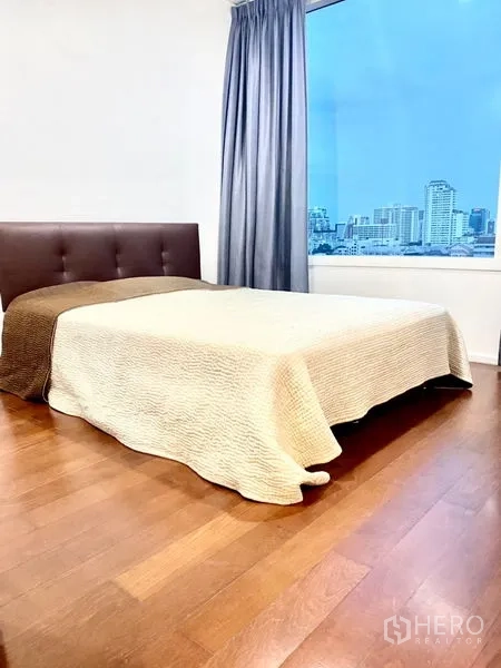 公寓 出租在Watthana, Bangkok - 第二卧室，软包床头，大窗可见天际线