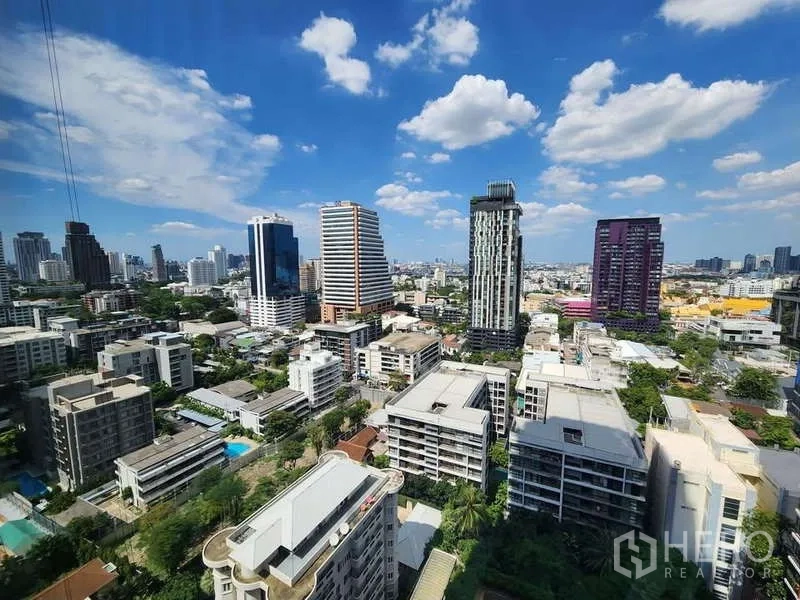 คอนโด ให้เช่าในWatthana, Bangkok - วิวสกายไลน์ย่านทองหล่อ–สุขุมวิทจากชั้นสูงท้องฟ้าสีคราม