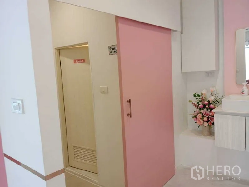 พื้นที่ขายปลีก ให้เช่าในWatthana, Bangkok - มุมล้างหน้า ประตูบานเลื่อนสีชมพู อ่างล้างหน้าและแจกันดอกไม้