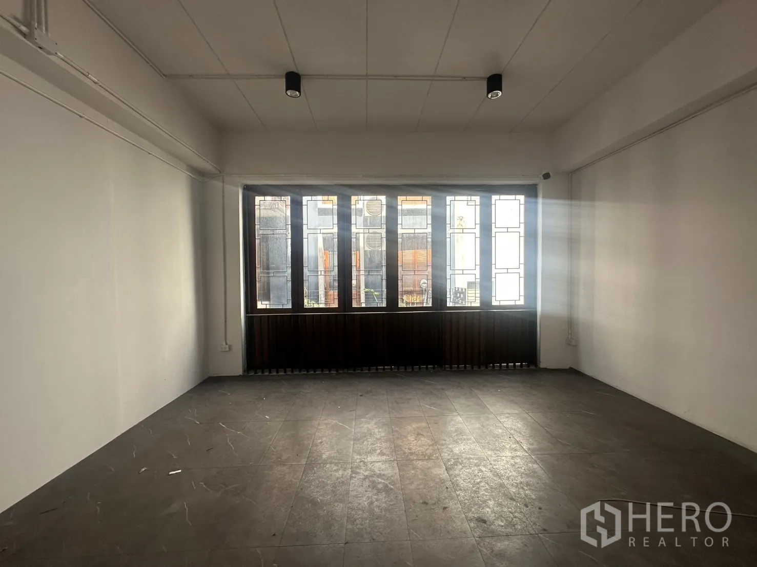 带办公室的家 出租在Pathum Wan, Bangkok - 空置工作室，大幅窗户引入自然光。