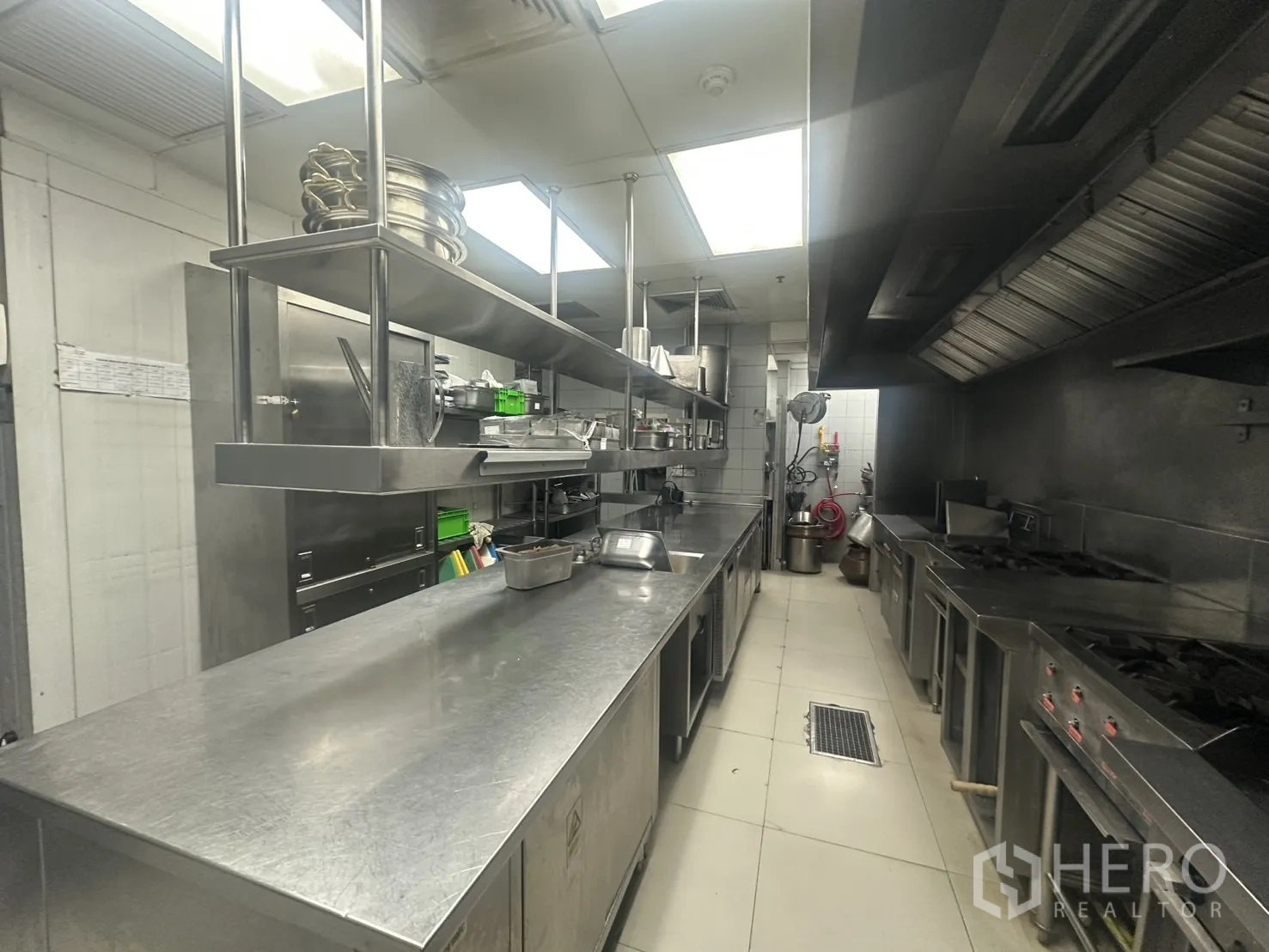 Retail Space for rent in Khlong Toei, Bangkok - Commercial kitchen line with worktops and bright overhead lighting.