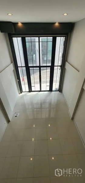 带办公室的家 出租 - 住办一体房的挑高入口，落地玻璃门与亮面地砖。