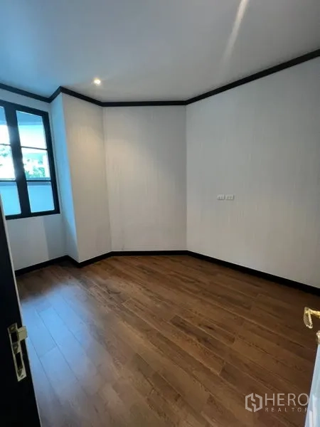 带办公室的家 出租或出售在Watthana, Bangkok - 小型多功能房，木地板与转角窗。