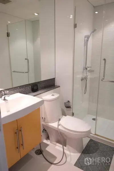 公寓 出租在Watthana, Bangkok - 现代浴室，玻璃淋浴间、洗手台与白色墙面